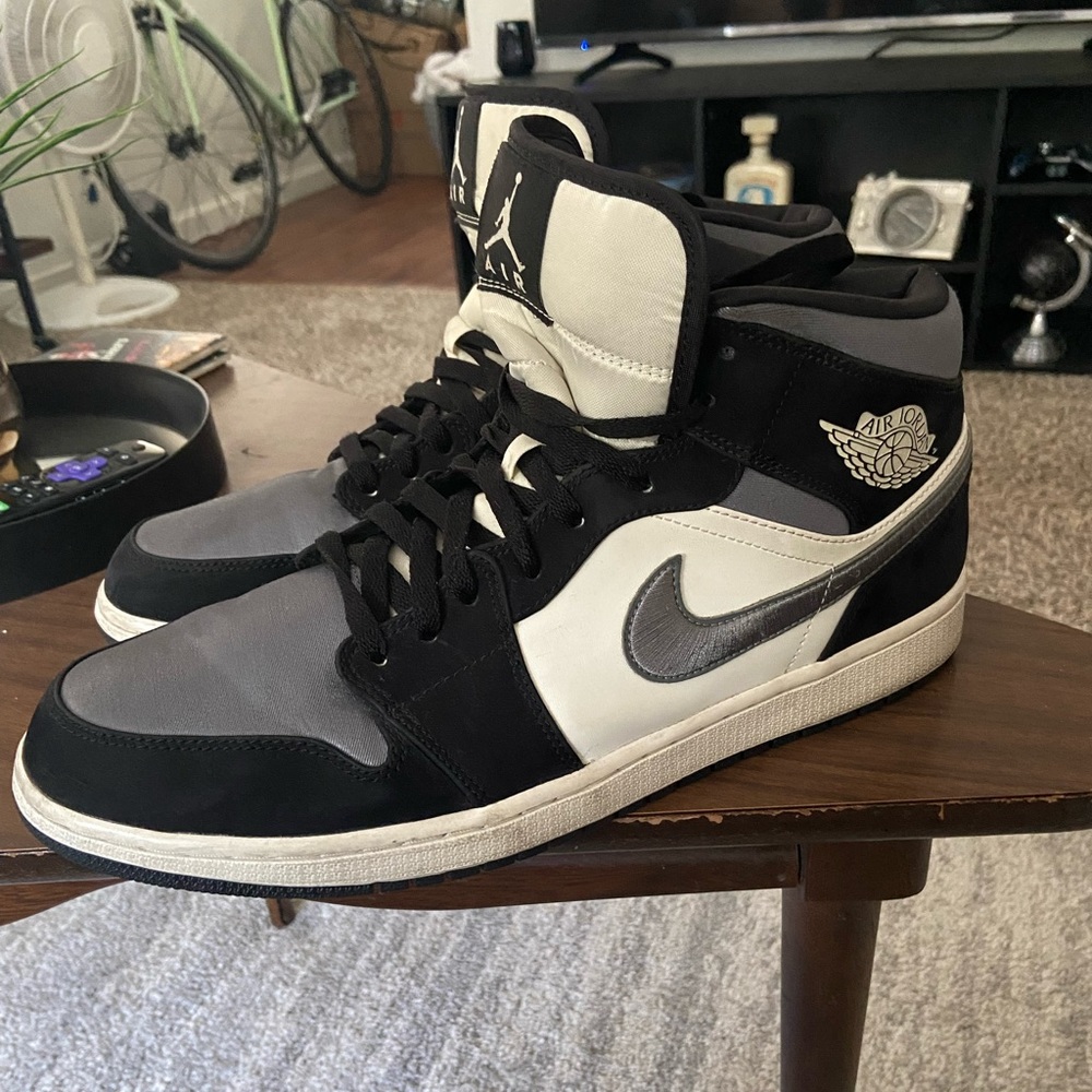 Jordan 1 Mid Satin smoke Grey. Released in December of 2019!